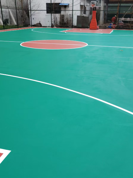 勐腊 球场长期使用易出现地面开裂